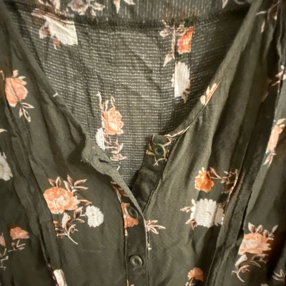 Torrid green floral flutter sleeve top - Picture 7 of 7